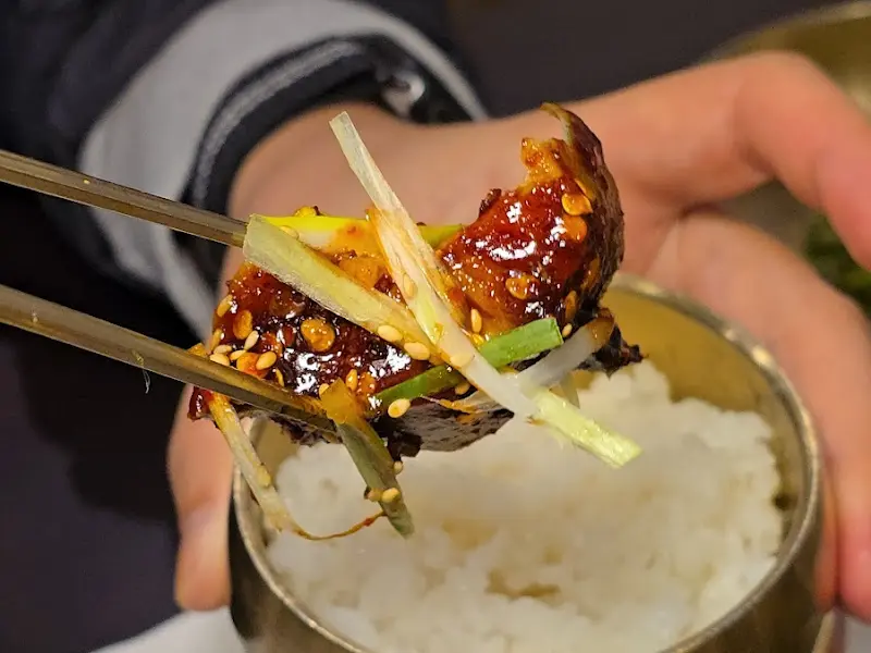 젓가락으로 든 떡갈비