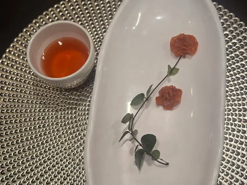 장미 모양으로 장식된 음식