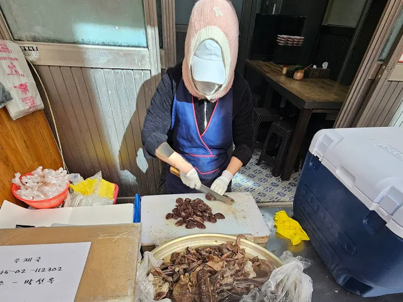 순대를 손질하는 모습