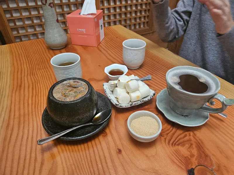 쌍화차와 가래떡, 자몽주스가 놓인 테이블