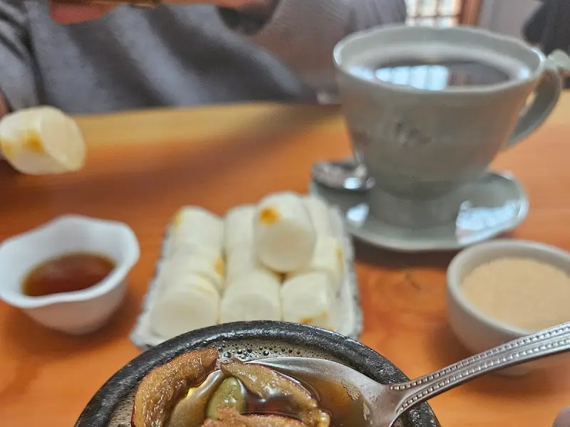 쌍화차와 꿀에 찍어 먹는 가래떡