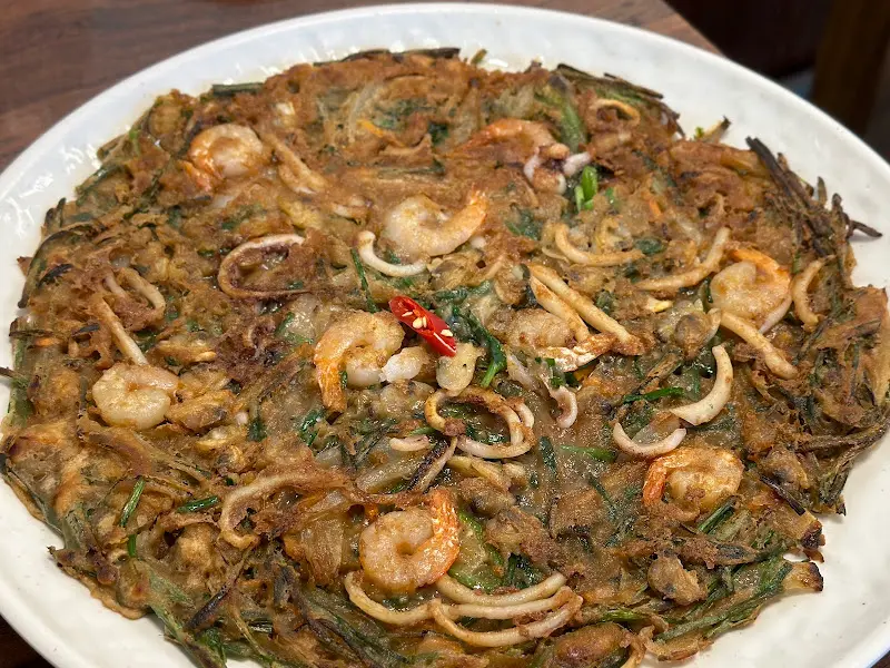 해물부추전 근접 촬영