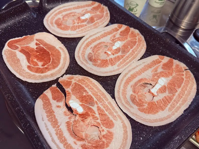 불판 위에서 맛있게 익어가는 냉삼