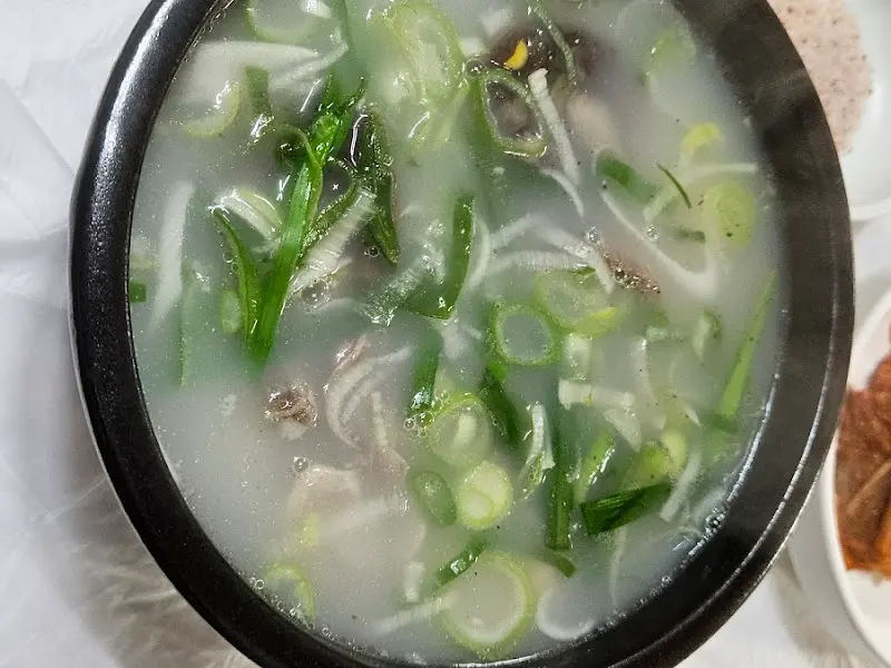 순대와 내장이 가득한 순대국밥