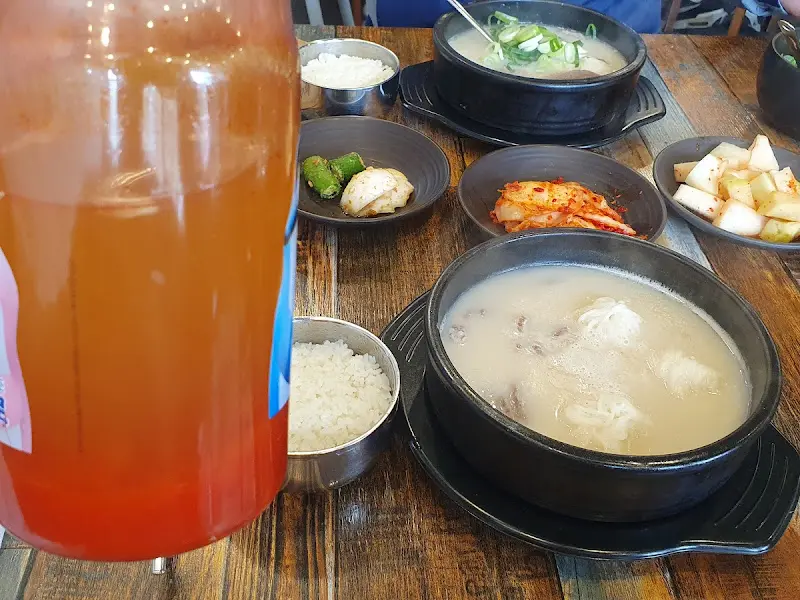 테이블 위에 놓인 설렁탕, 깍두기, 김치 등의 모습