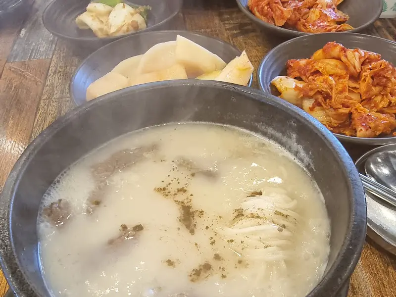 소금과 후추가 뿌려진 설렁탕