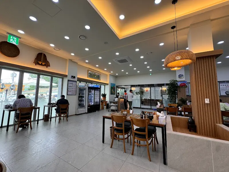 넓고 쾌적한 식당 내부