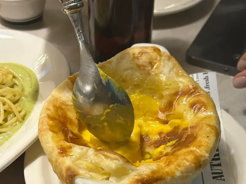 페스츄리 빵을 숟가락으로 깨는 모습