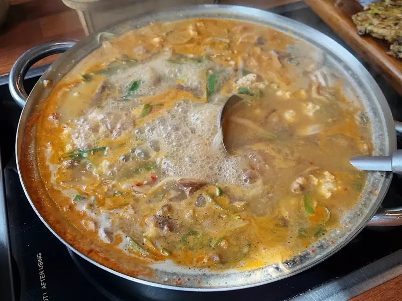 끓고 있는 표고버섯 한우전골