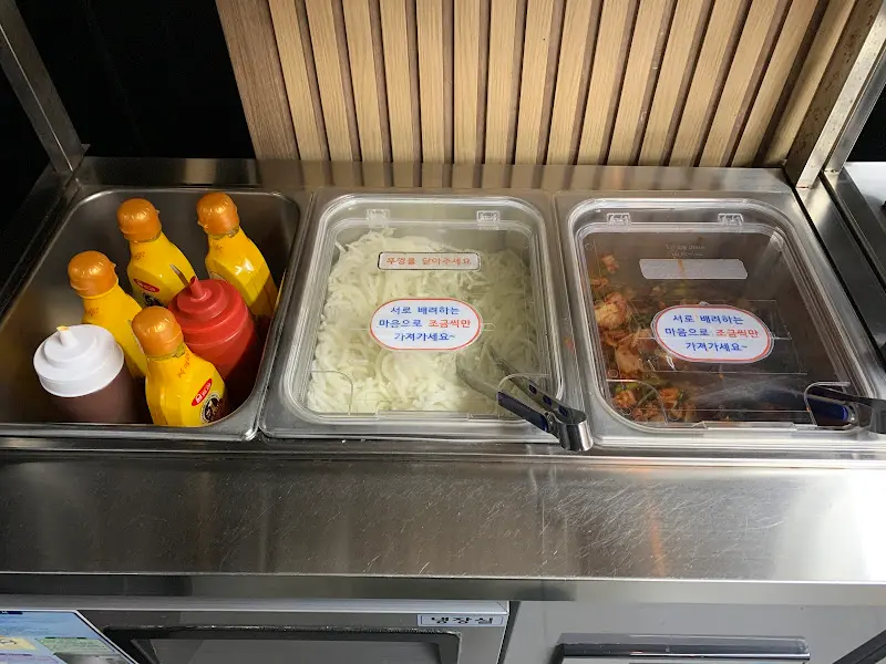 깔끔하게 정돈된 셀프 코너