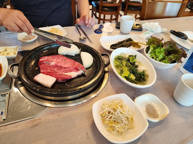 숯불 위에서 익어가는 한우 등심