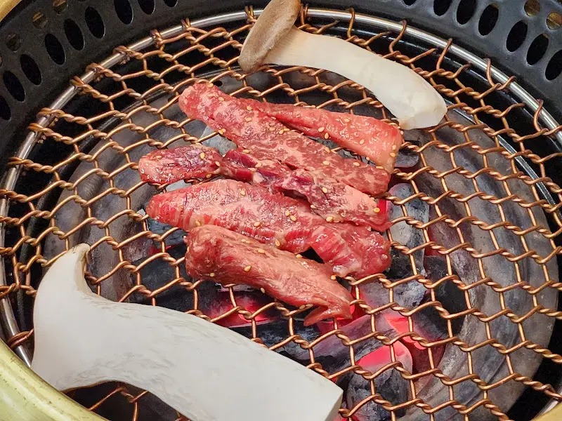 숯불 위에서 익어가는 양념갈비살