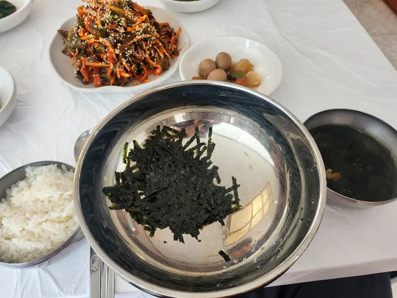 전어회무침과 다양한 밑반찬