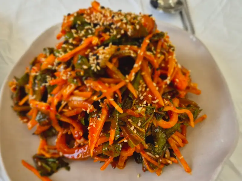 참깨가 듬뿍 뿌려진 전어회무침