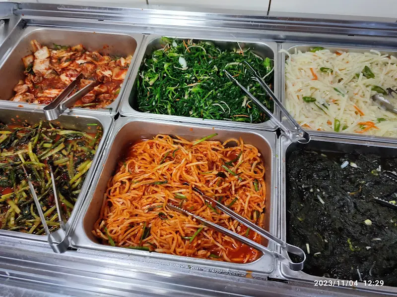 다양한 반찬들이 놓인 뷔페 코너