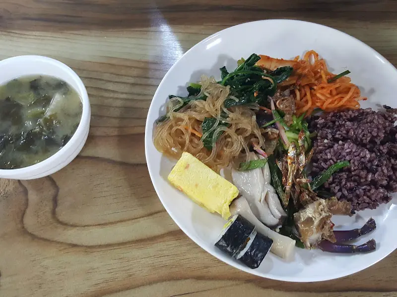 접시에 담긴 음식들