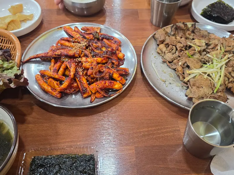 석쇠 돼지 불고기와 석쇠 매운 오징어