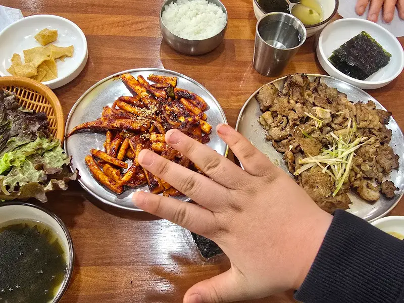 석쇠 돼지 불고기와 석쇠 매운 오징어 한 상 차림