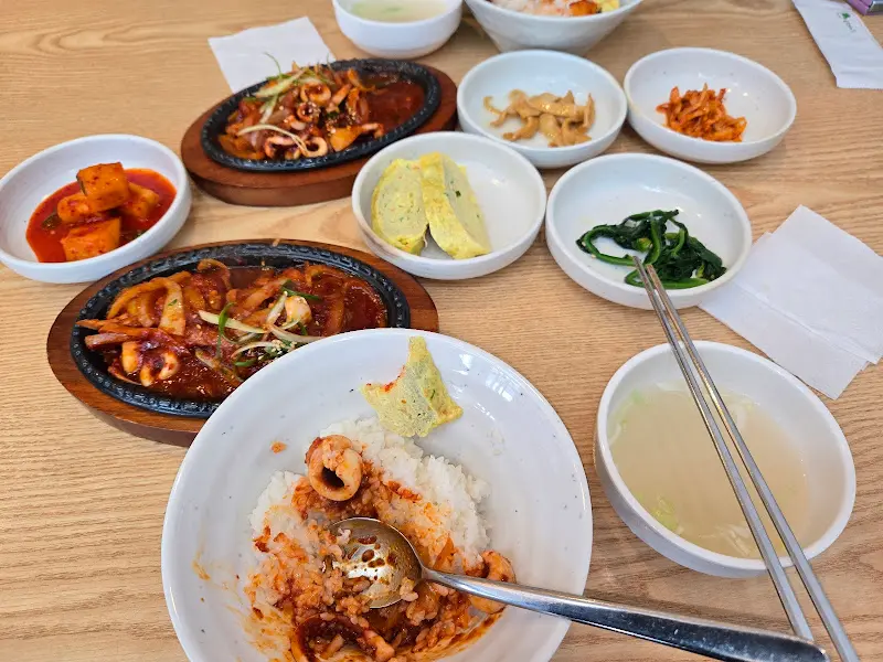 오징어볶음 한 상 차림