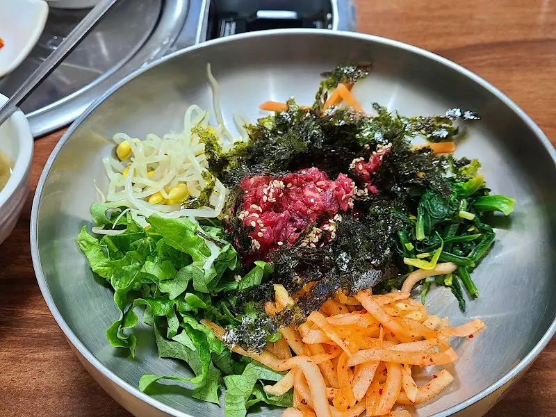 싱싱한 채소가 가득한 낙지 비빔밥