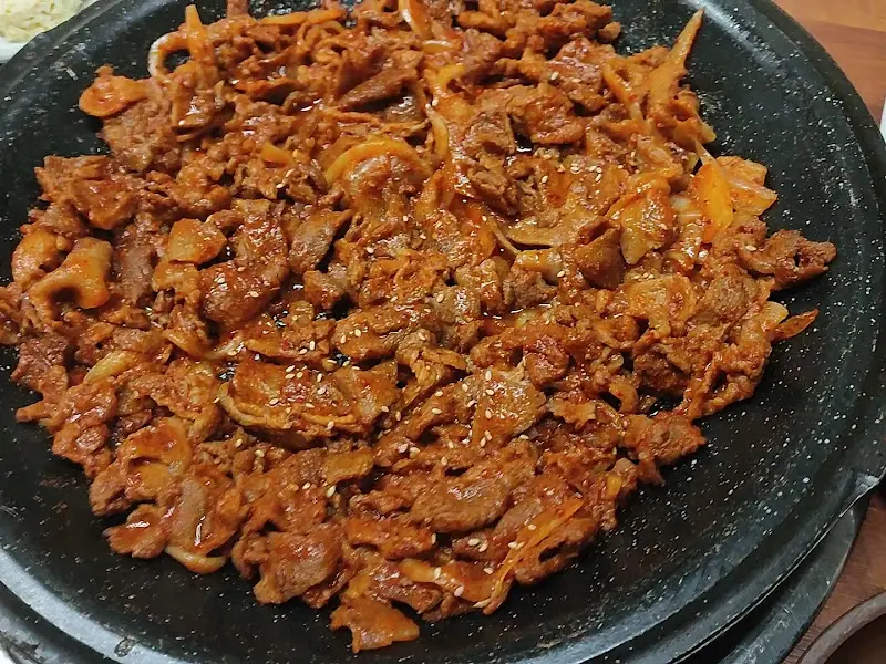 윤기가 흐르는 두루치기