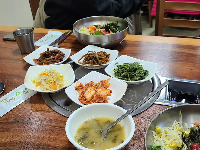 다양한 밑반찬과 떡국이 함께 제공되는 푸짐한 한 상