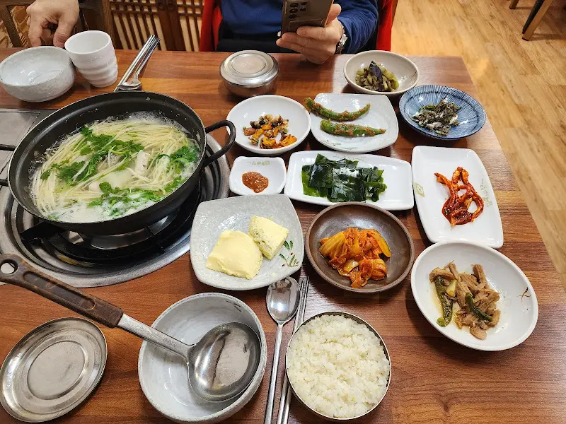 다양한 반찬과 메인 메뉴