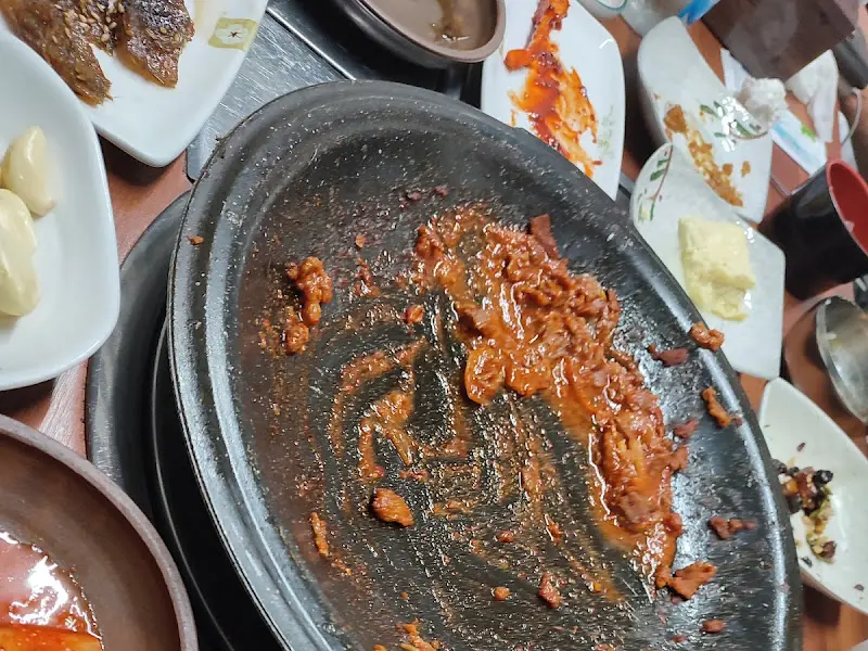 깨끗하게 비워진 두루치기 접시