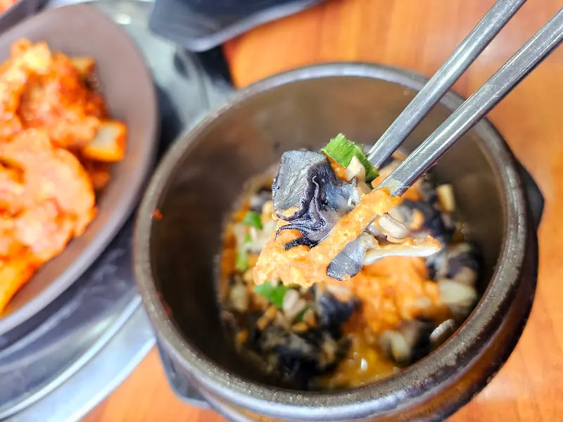 큼지막한 우렁이 듬뿍 들어간 우렁쌈장