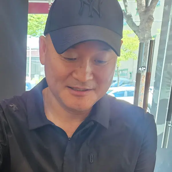 환하게 웃는 사장님의 모습