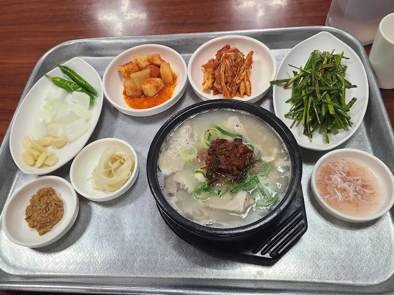 돼지국밥 한 상 차림