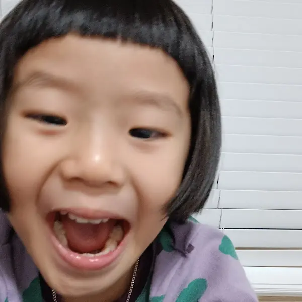 밝게 웃는 아이 사진