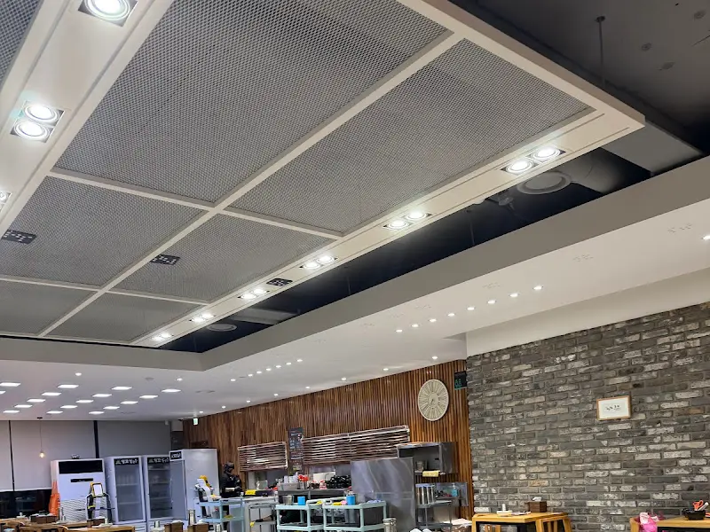 넓고 깔끔한 잉꼬칼국수 내부