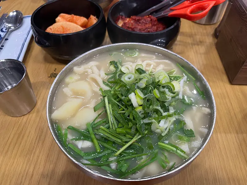 푸짐한 잉꼬칼국수 한 상 차림