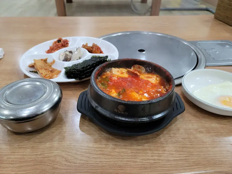 뚝배기에 담긴 김치찌개