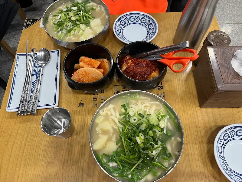 칼국수와 환상적인 조화를 이루는 김치와 깍두기