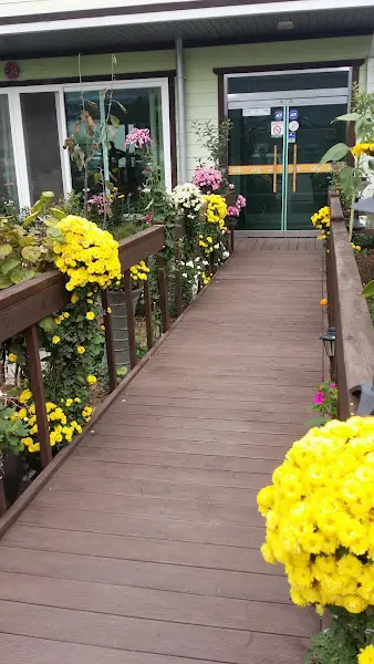 꽃으로 장식된 입구