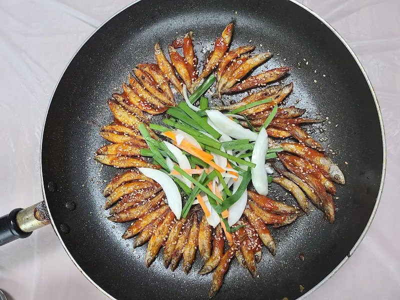 팬에 담긴 요리