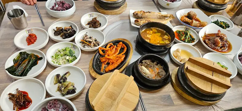 테이블 가득 차려진 음식