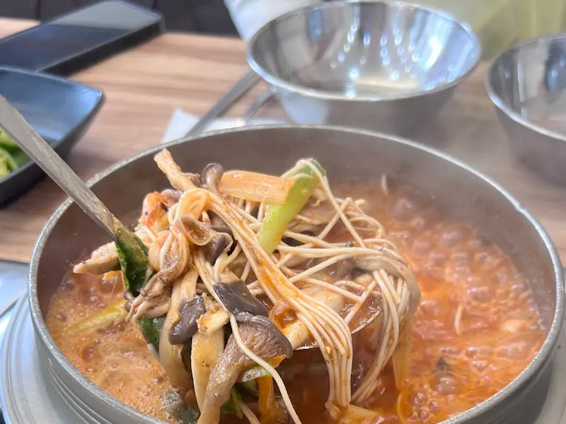 추어탕을 덜어먹는 모습