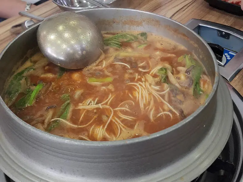 국자로 추어탕을 뜨는 모습