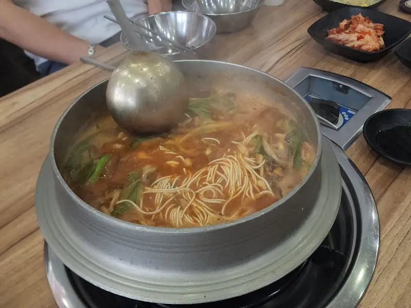 추어탕을 푸짐하게 담아 올리는 모습