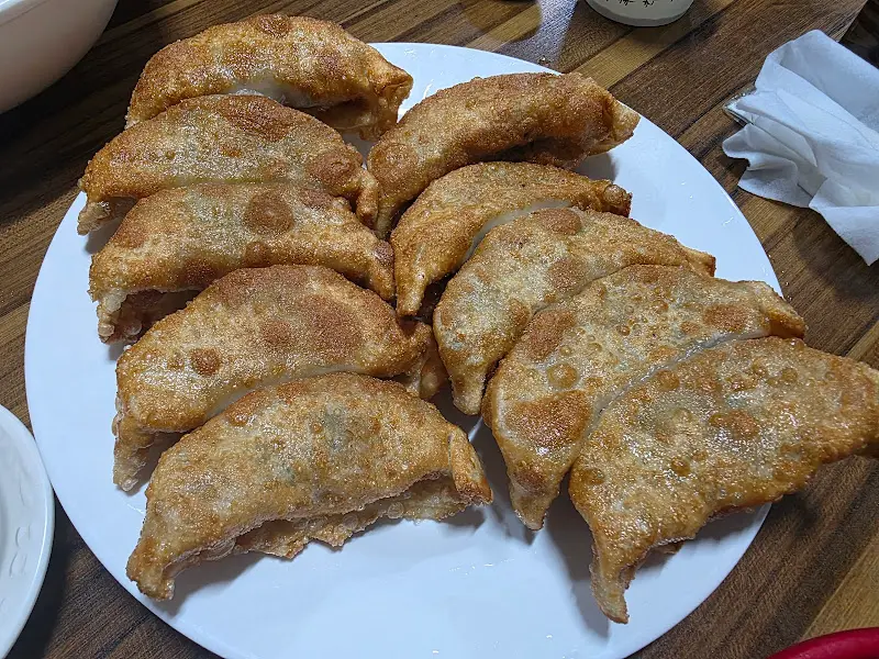 노릇노릇하게 구워진 꾼만두