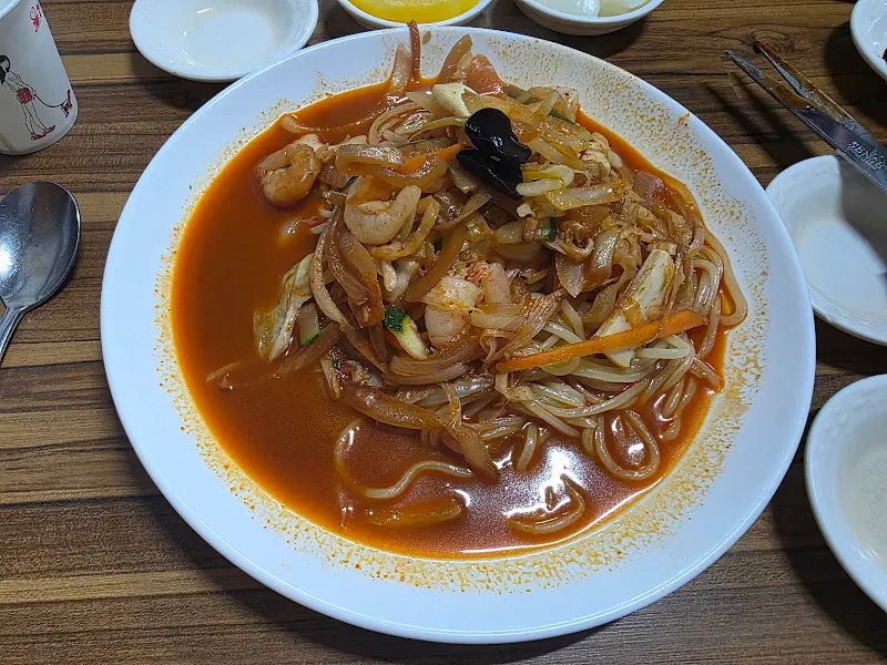푸짐한 해물과 야채가 들어간 짬뽕