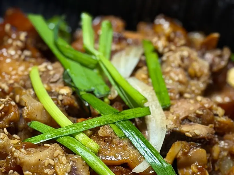 마늘 소스가 듬뿍 올려진 마늘 족발