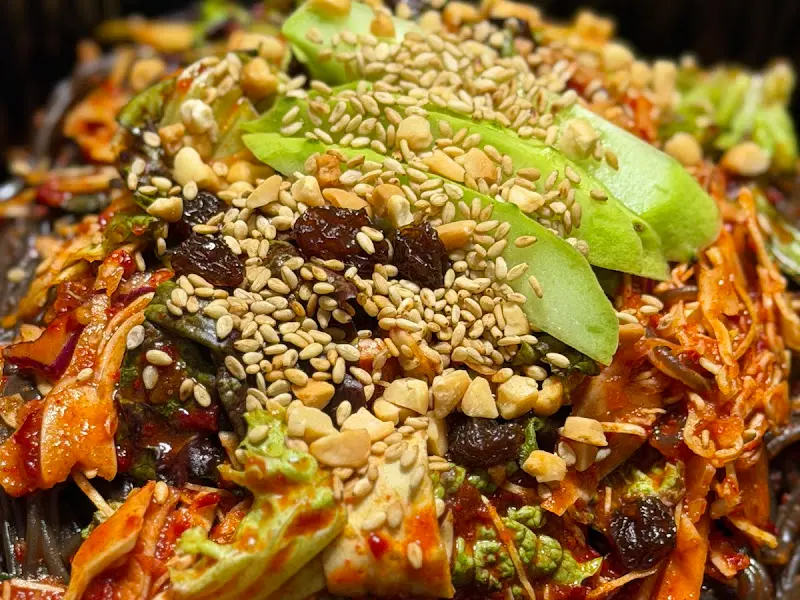 푸짐한 양의 쟁반국수