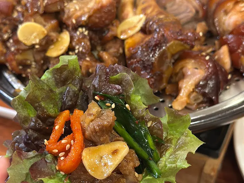 쌈 채소와 함께 즐기는 족발