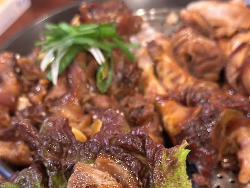 싱싱한 상추에 족발, 마늘, 고추를 얹어 한 쌈