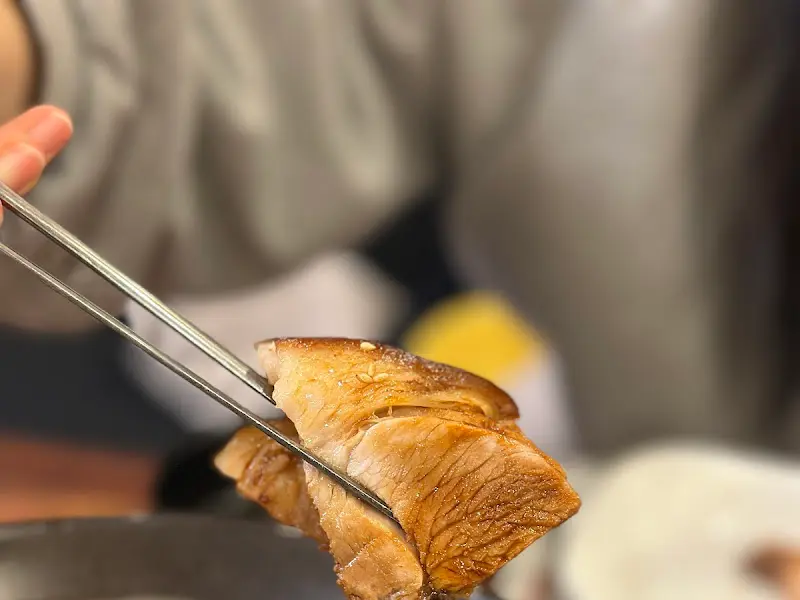 젓가락으로 집어 올린 족발 한 점