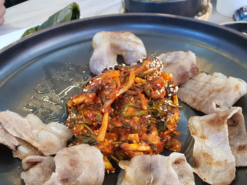 우렁 초무침과 대패삼겹살의 환상적인 조합